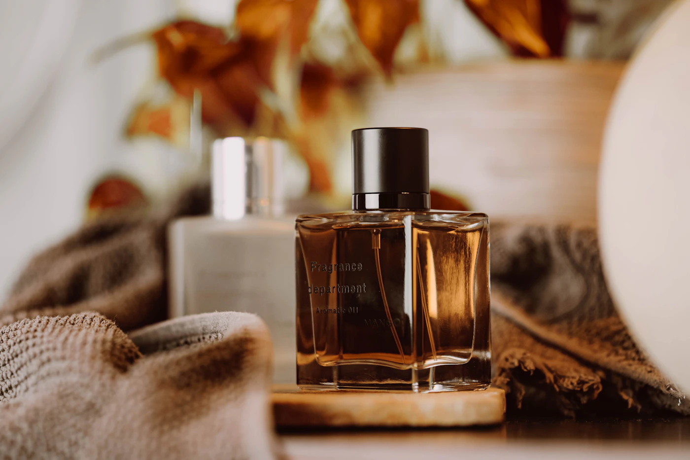 Frasco de perfume em cenário de beleza, ilustrando a criação de fragrâncias personalizadas com inteligência artificial