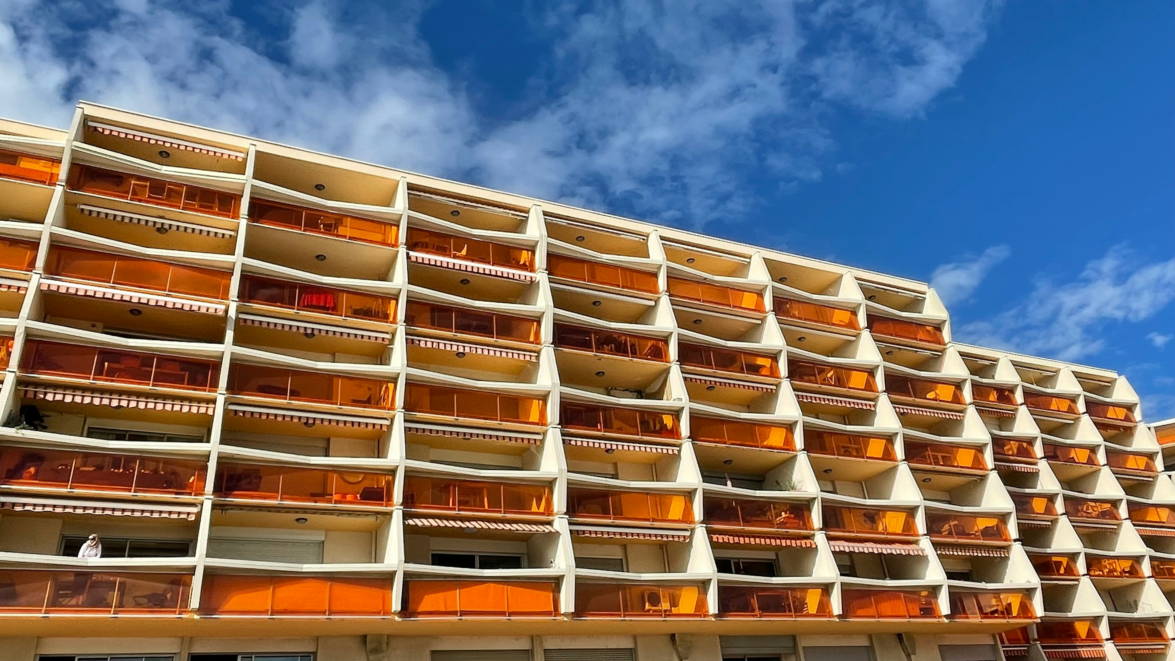 Palavas les flots - Orange building / blue sky