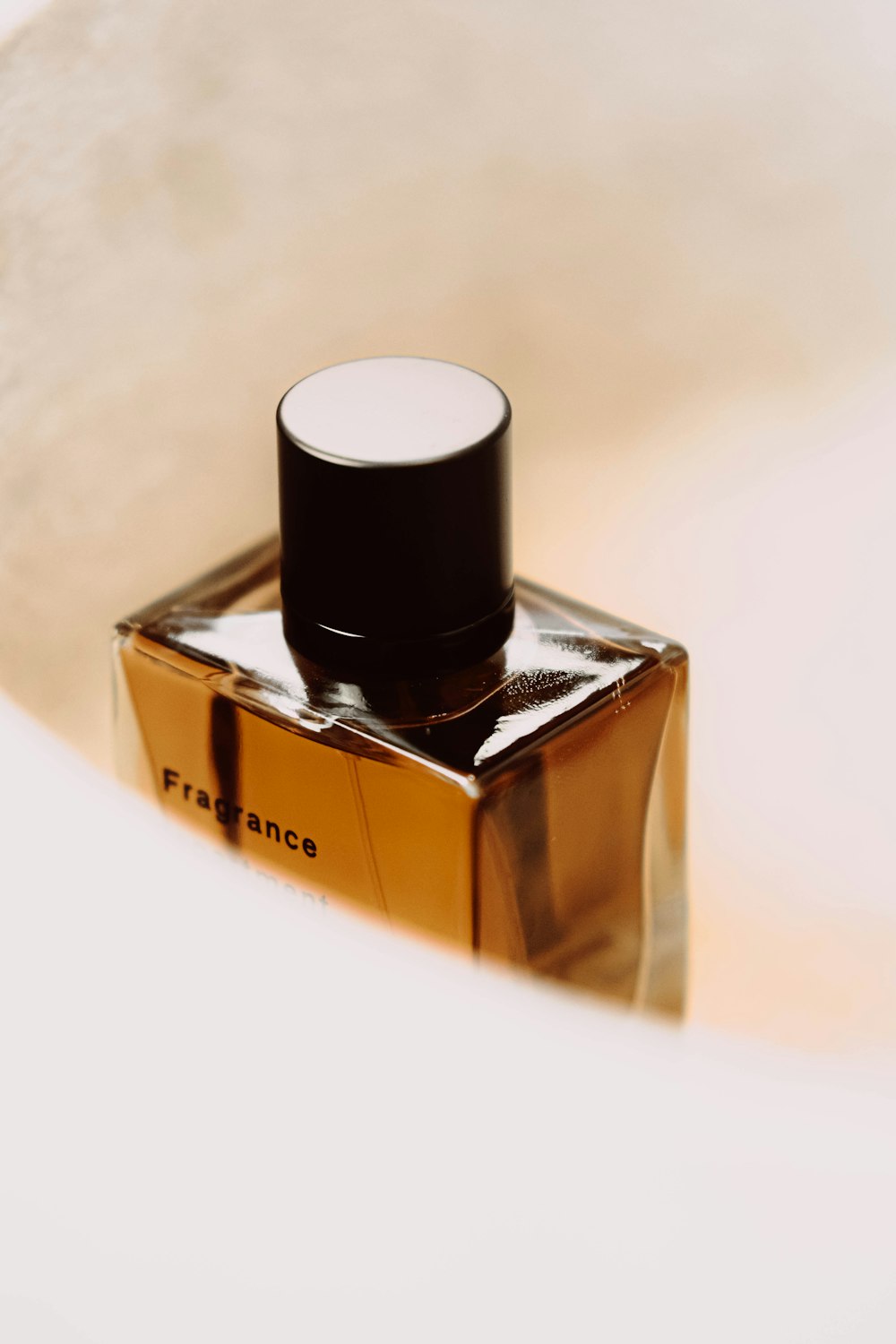 um frasco de perfume sentado em cima de uma pia