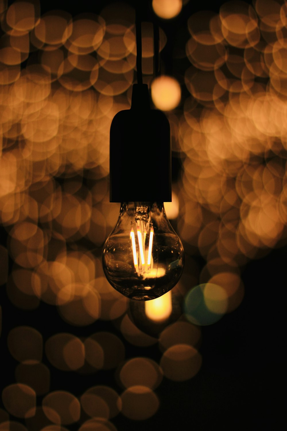 una lampadina appesa a un soffitto in una stanza buia