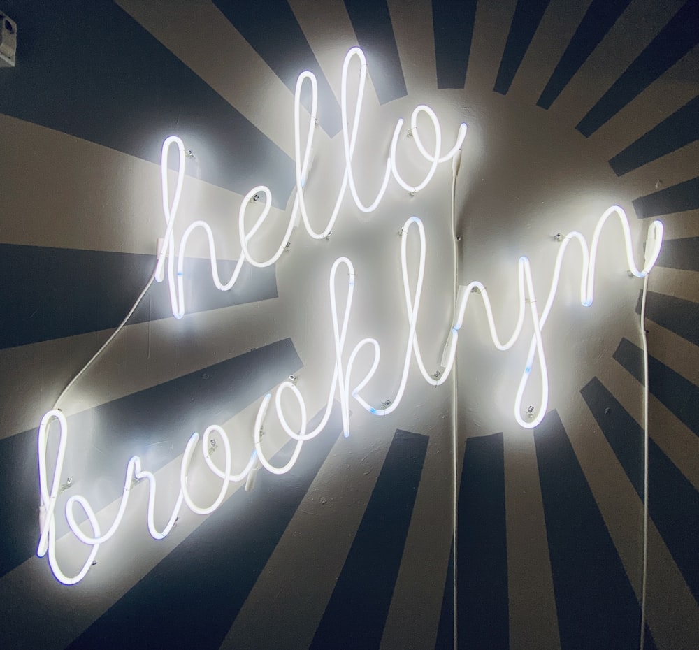 um sinal de néon que lê hello brooklyn