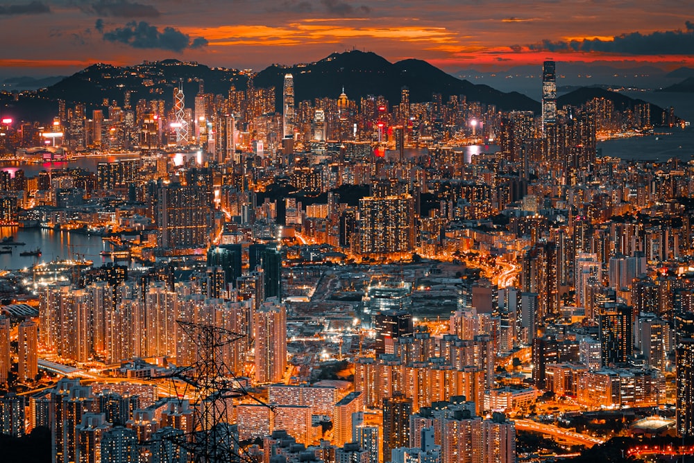 Una ciudad de noche con una montaña al fondo