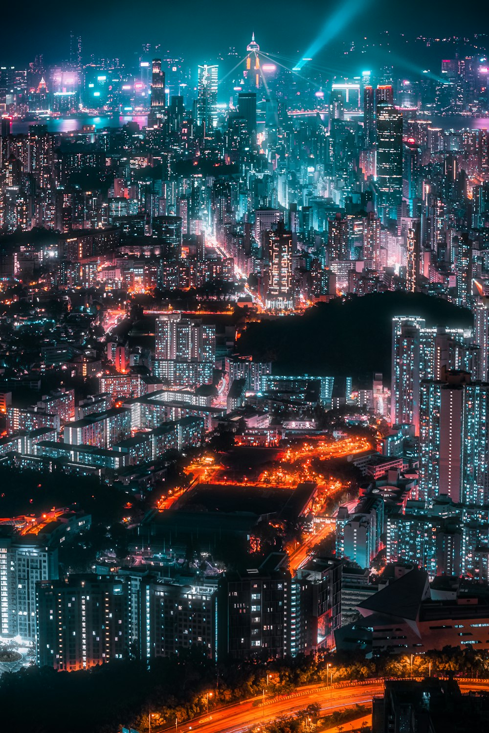 Una ciudad de noche con muchas luces