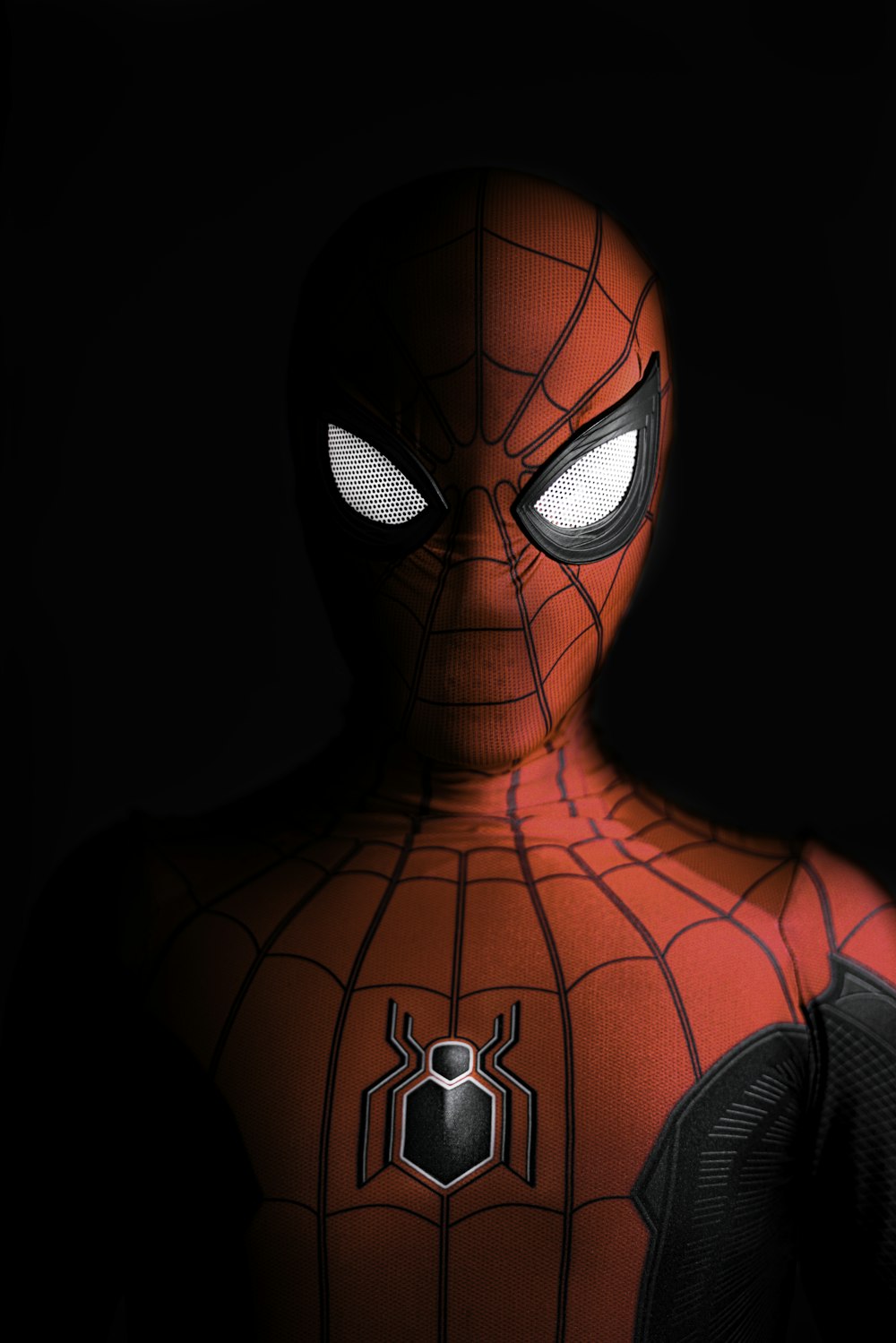 um close up de um homem-aranha com olhos brilhantes