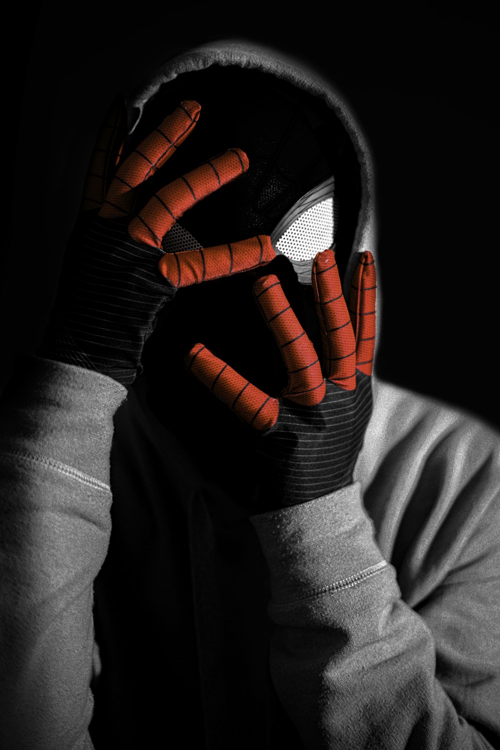 Eine Person, die eine Spinnen-Mann-Maske trägt, die ihr Gesicht bedeckt