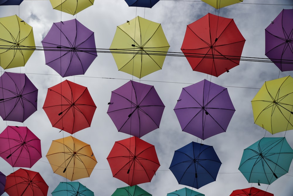 Un mucchio di ombrelli colorati appesi ai fili