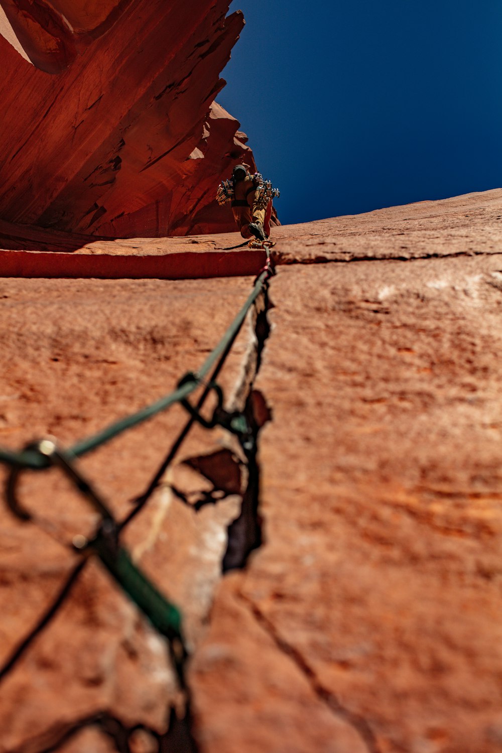 a long chain of barbed wire on the side of a building