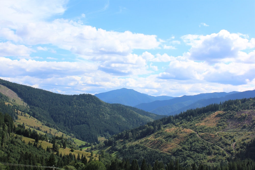 uma vista panorâmica de um vale com montanhas ao fundo