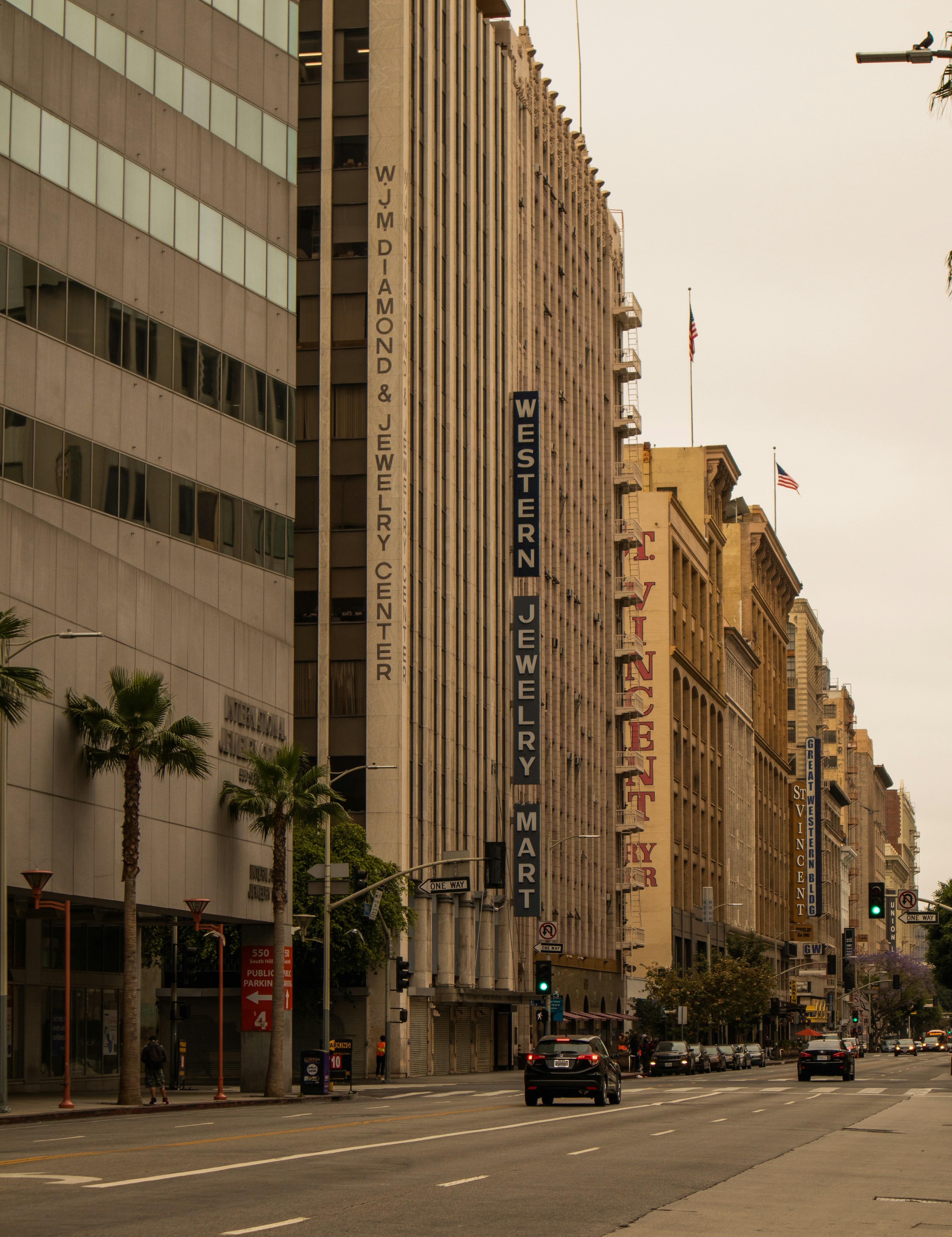 Una strada della città piena di traffico accanto a edifici alti