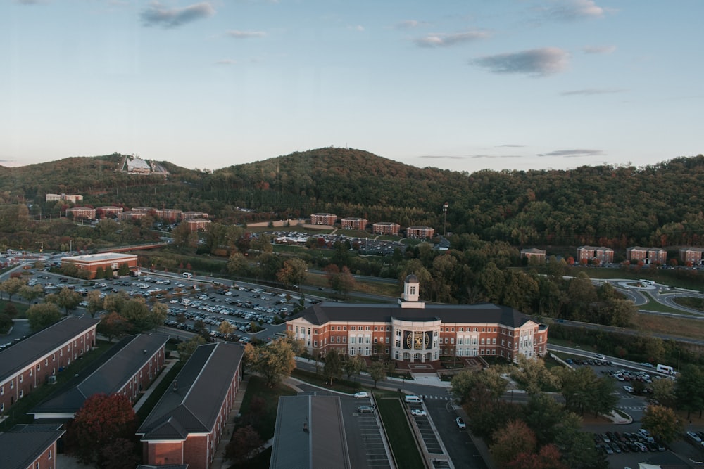 Luftaufnahme eines College-Campus und eines Parkplatzes