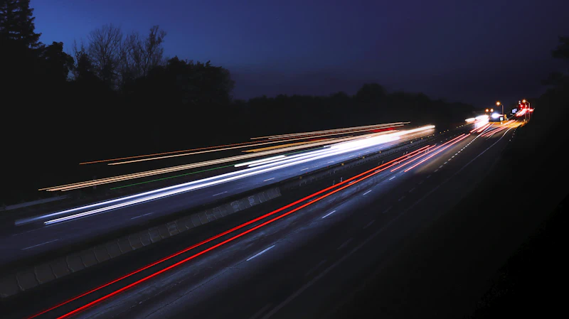 Autoroute de nuit photographiée en pose longue