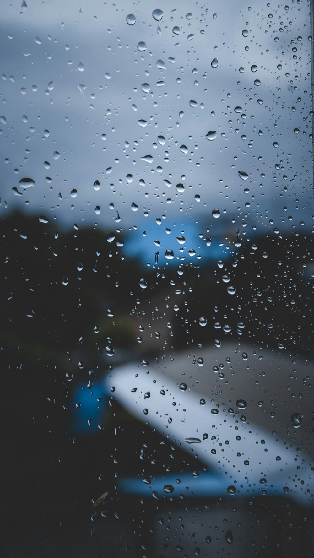 ein Fenster mit Regentropfen darauf