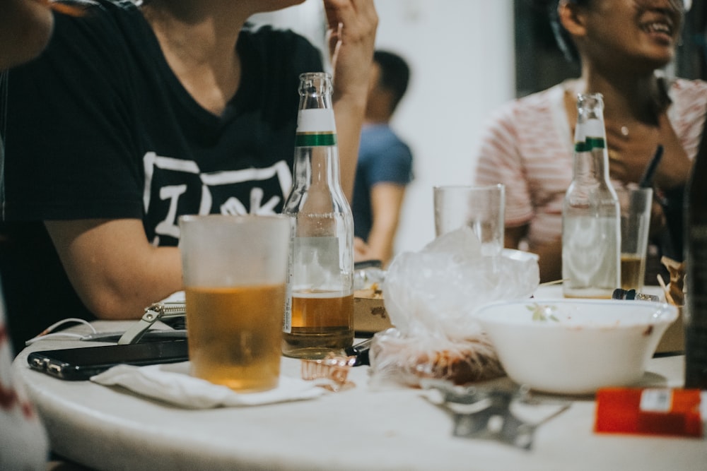 un gruppo di persone sedute intorno a un tavolo con bevande