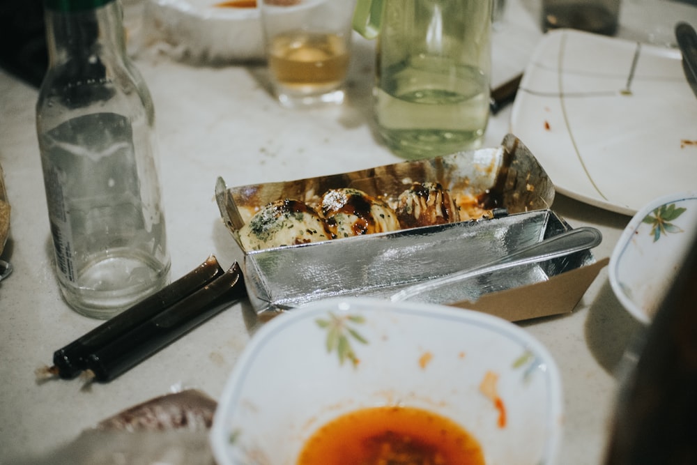 Ein Haufen Essen, das auf einem Tisch sitzt