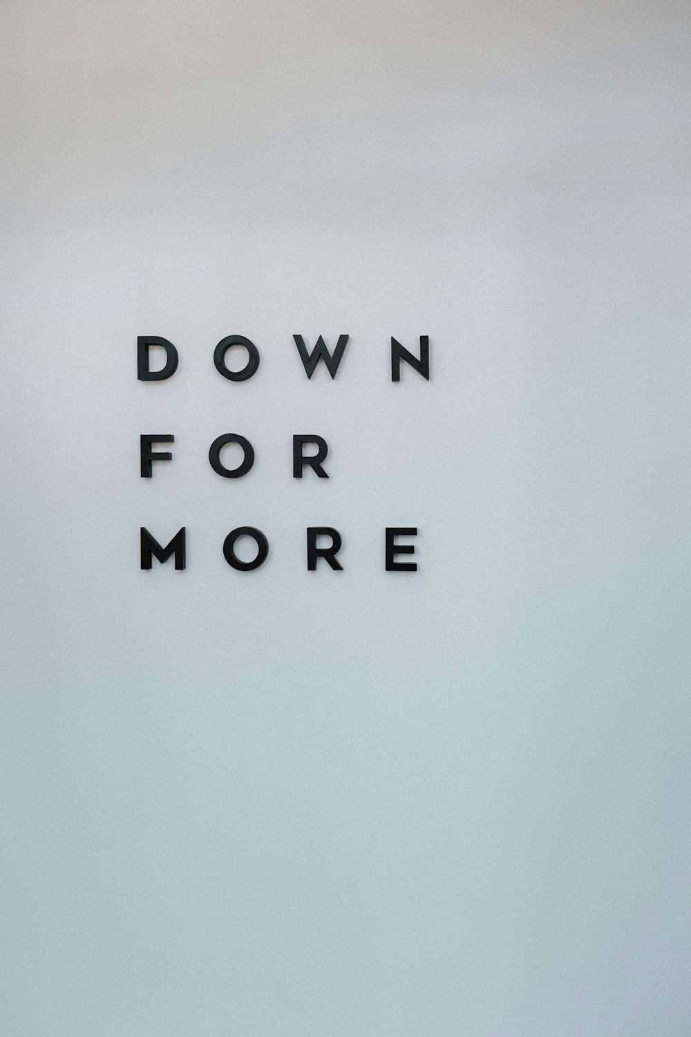 Ein Schild mit der Aufschrift "Down for More on a Wall"