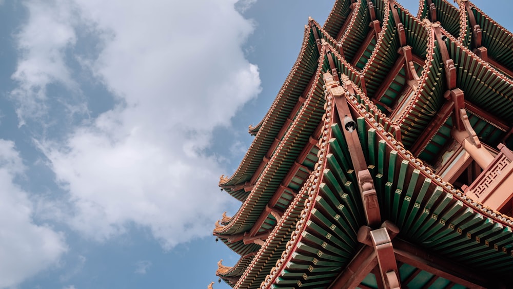 空の背景を持つ高い建物