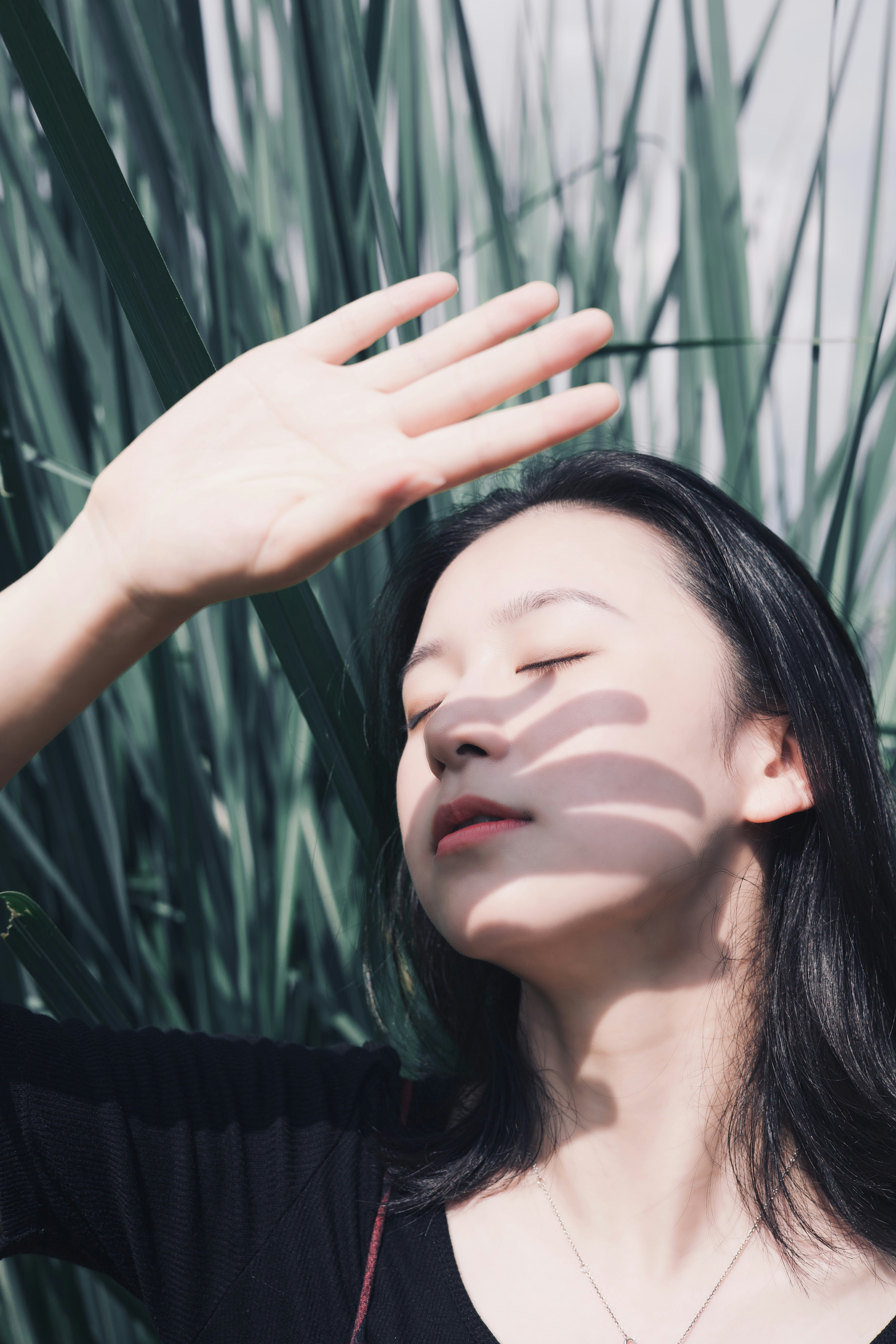 Eine Frau hält ihre Hand an den Kopf