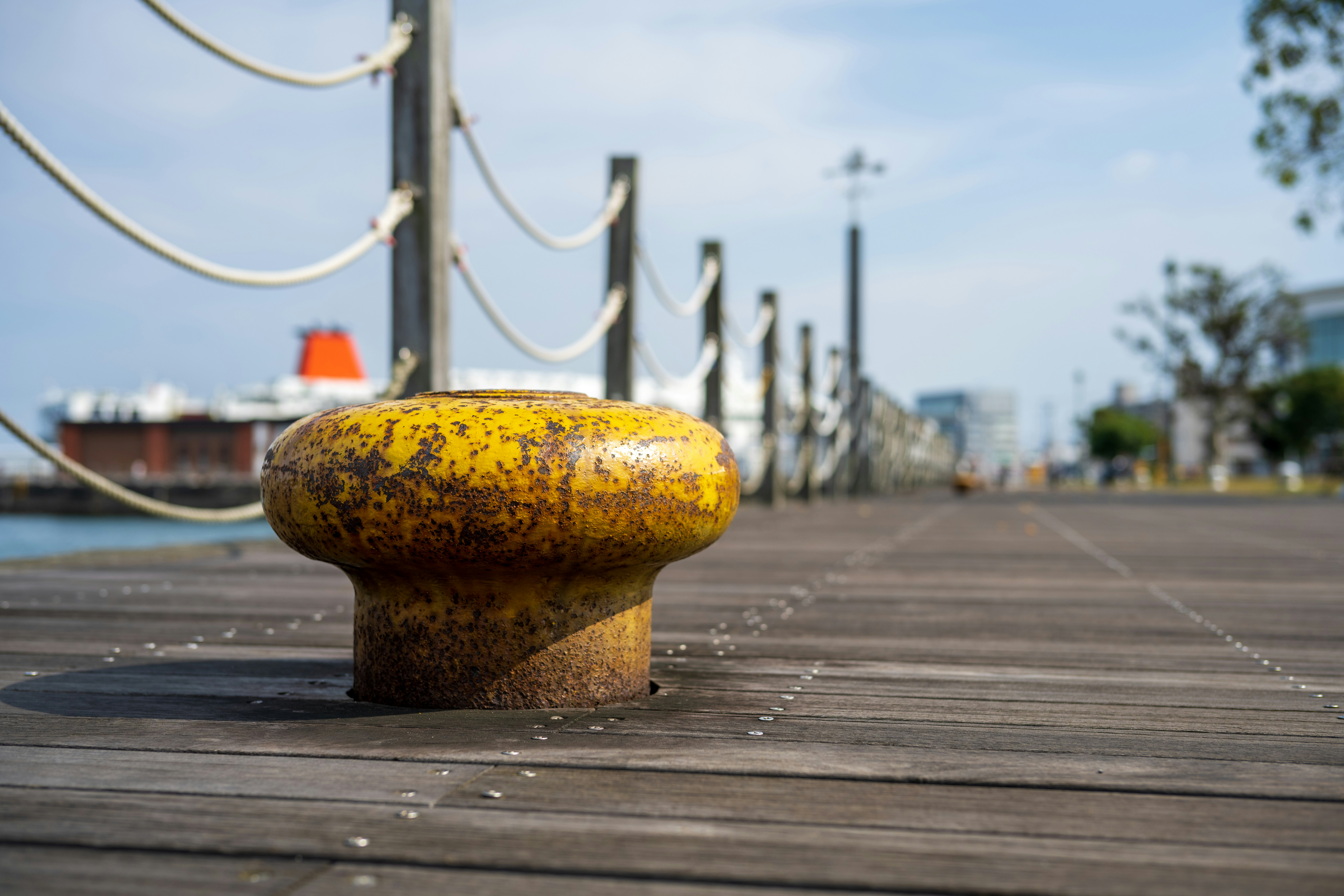 Ein gelber Gegenstand, der auf einem hölzernen Pfeiler sitzt