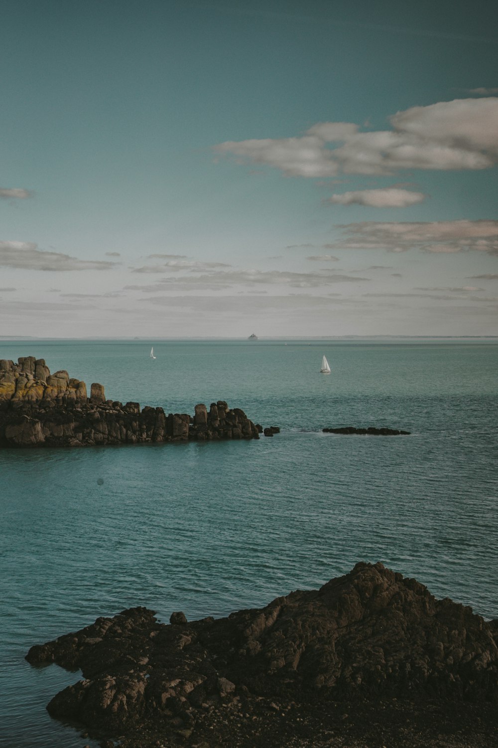 un plan d’eau avec une petite île au milieu