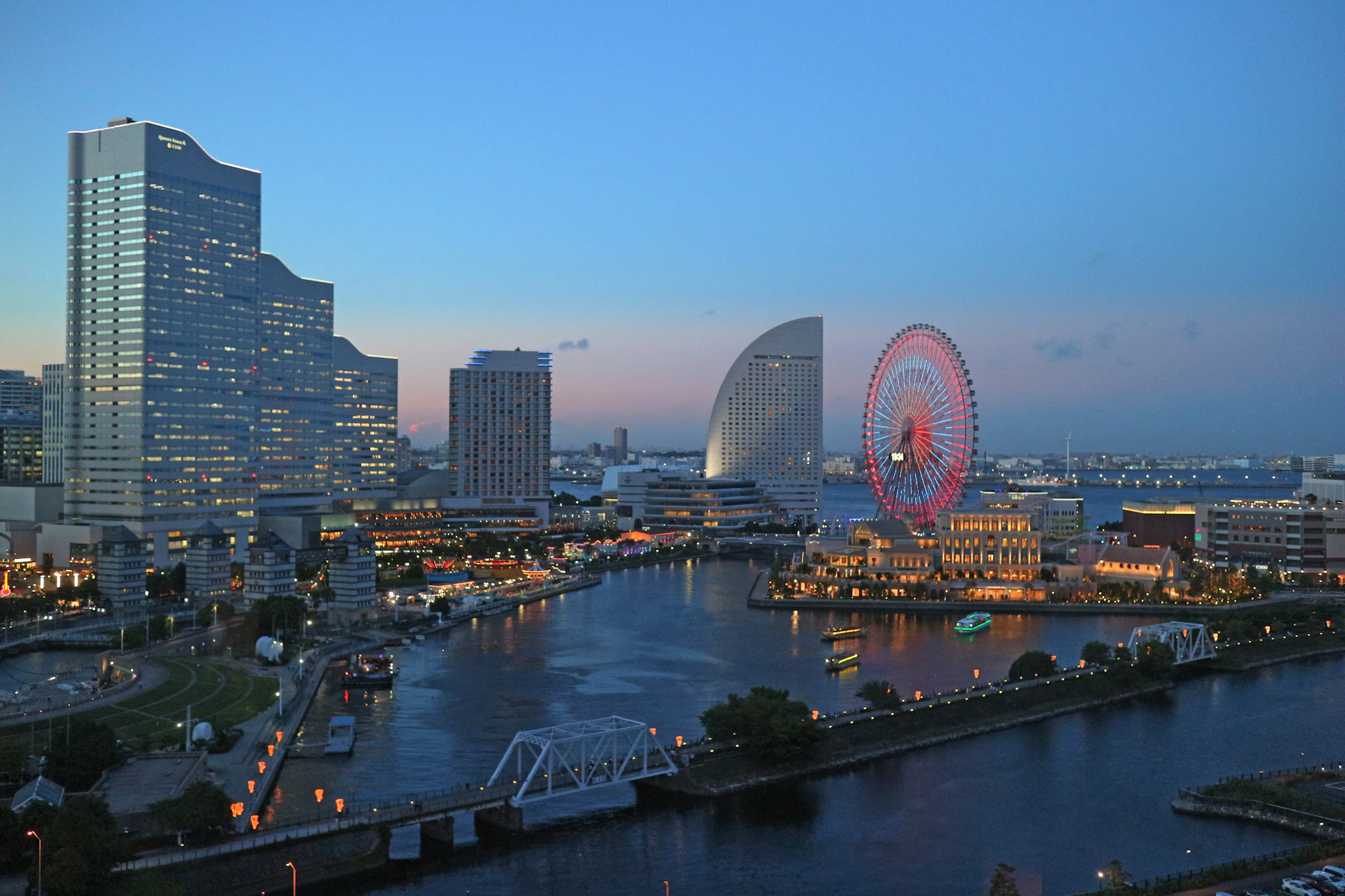 横浜みなとみらいの夜明け