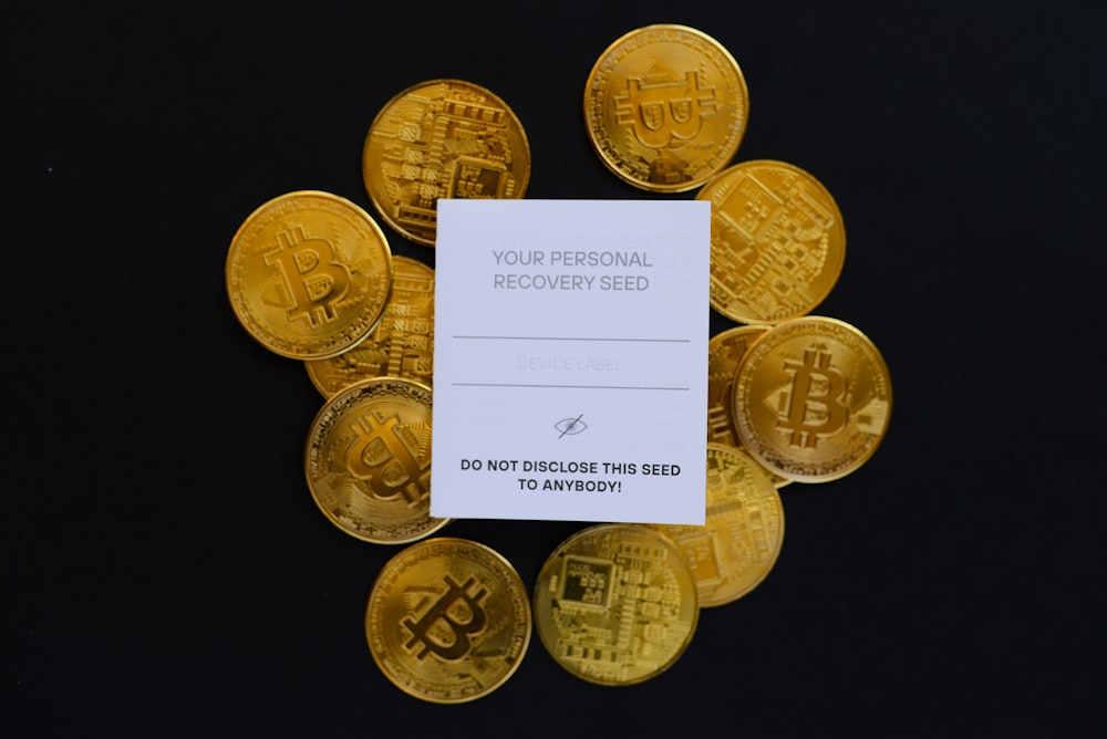 Una pila de bitcoins de oro sentada encima de una mesa