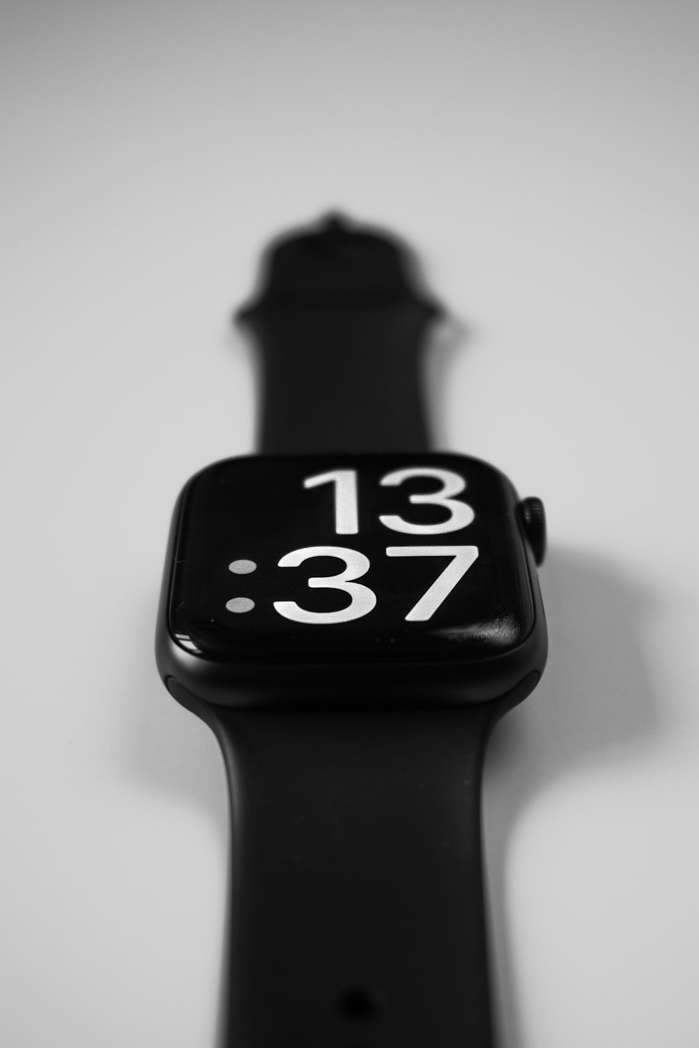 um relógio de maçã preto com números brancos sobre ele