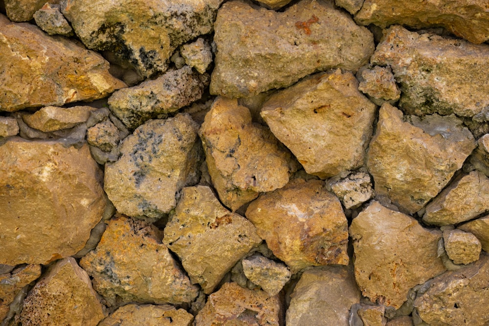 a bunch of rocks that are brown and yellow