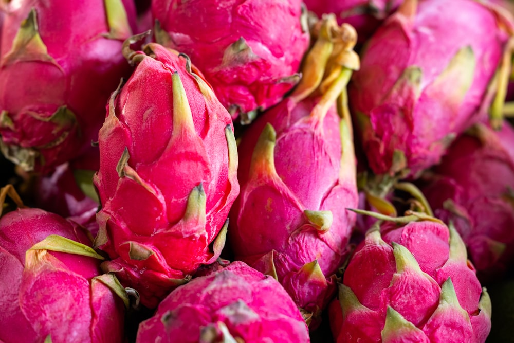 uma pilha de fruta do dragão rosa sentada em cima de uma mesa