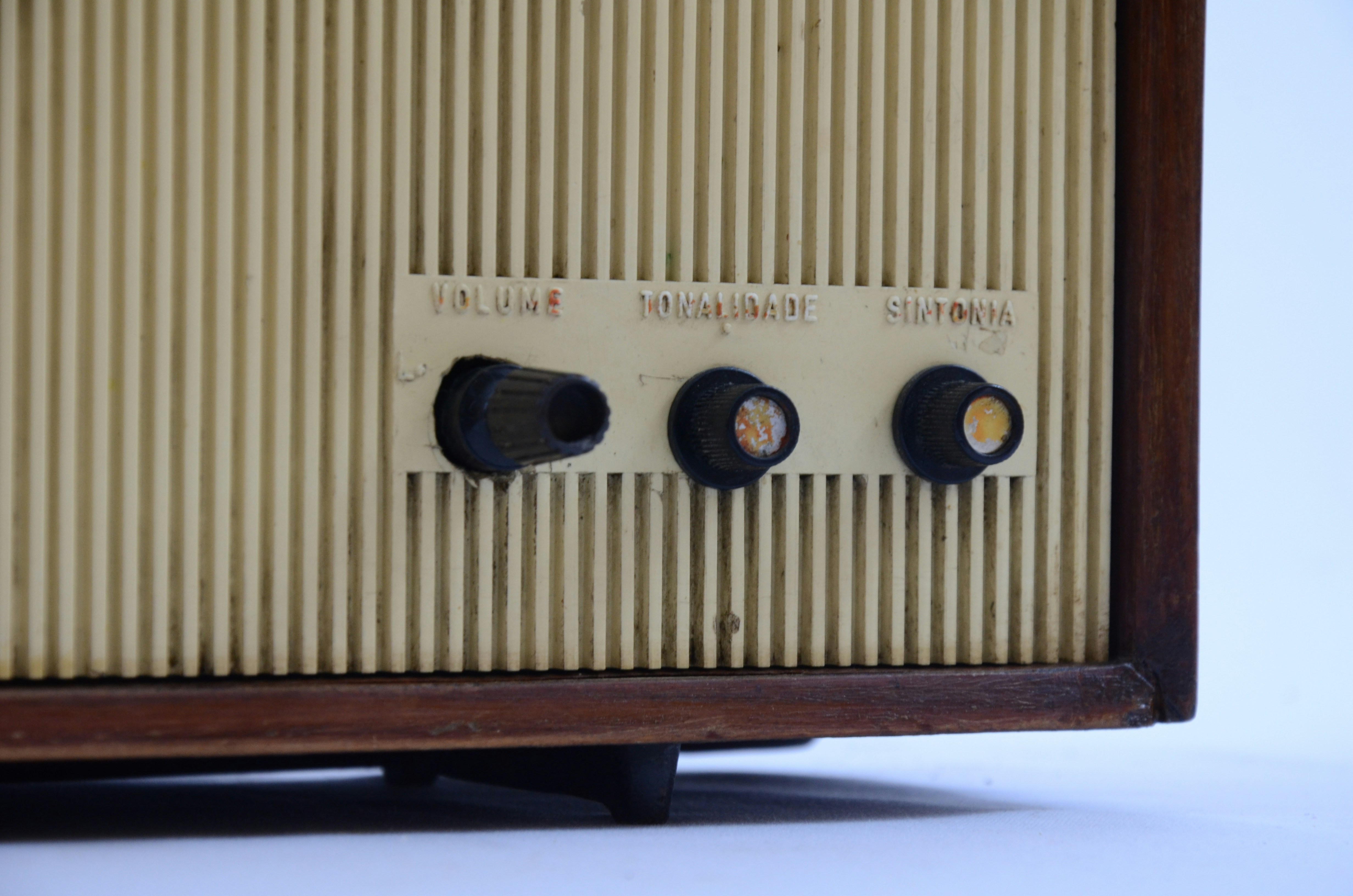 a close up of an old fashioned radio