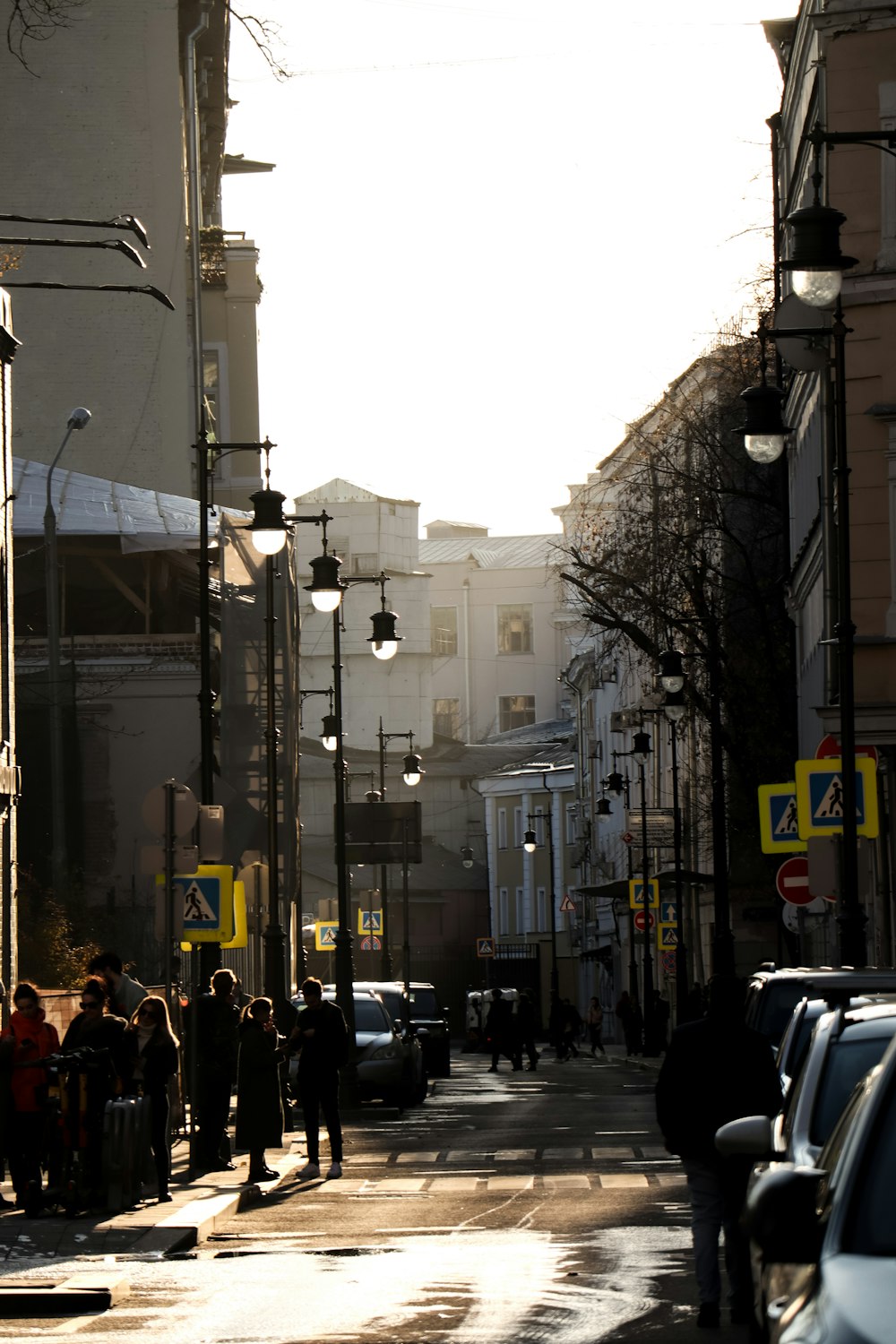um grupo de pessoas de pé ao lado de uma rua
