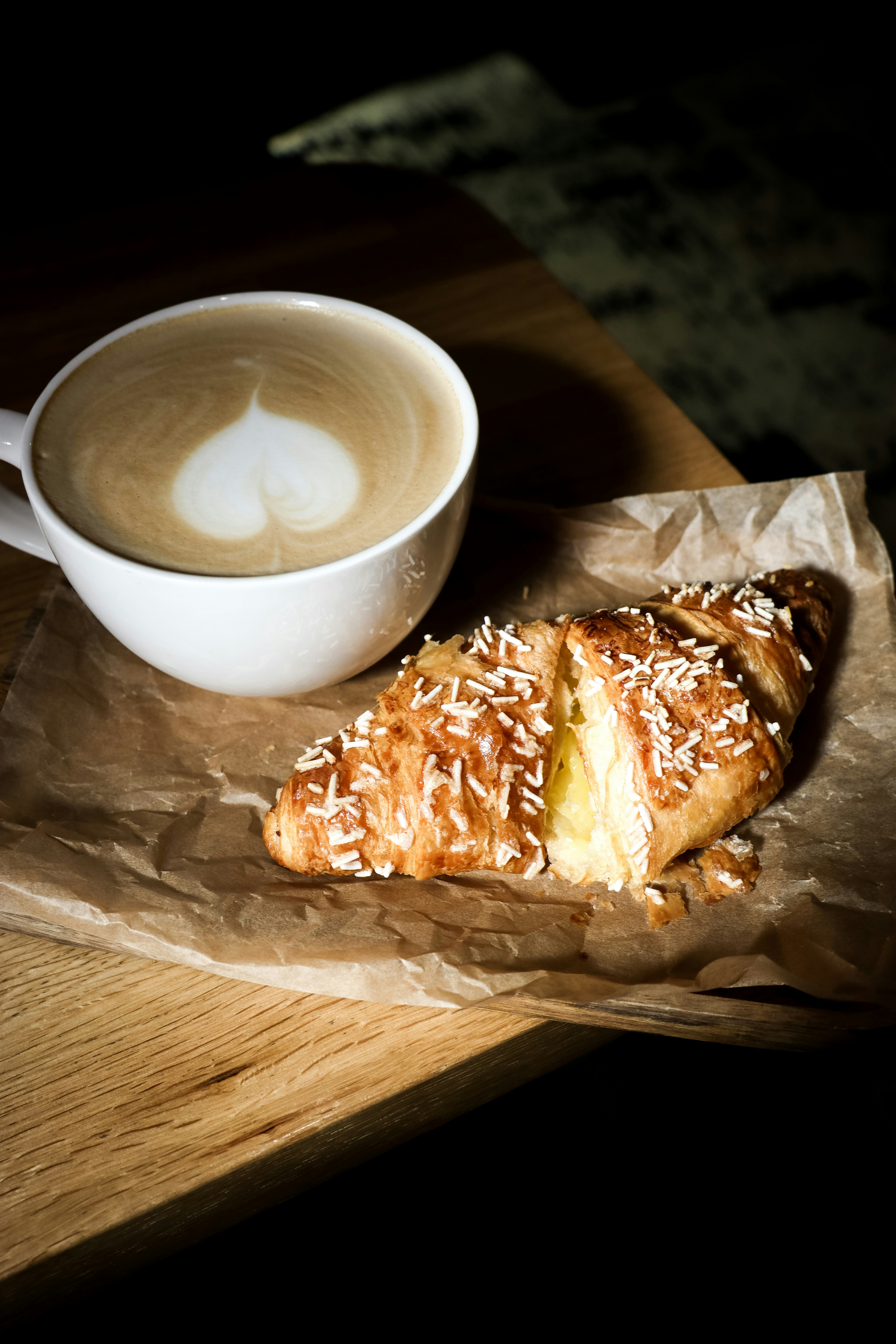 secangkir kopi dan kue di atas meja
