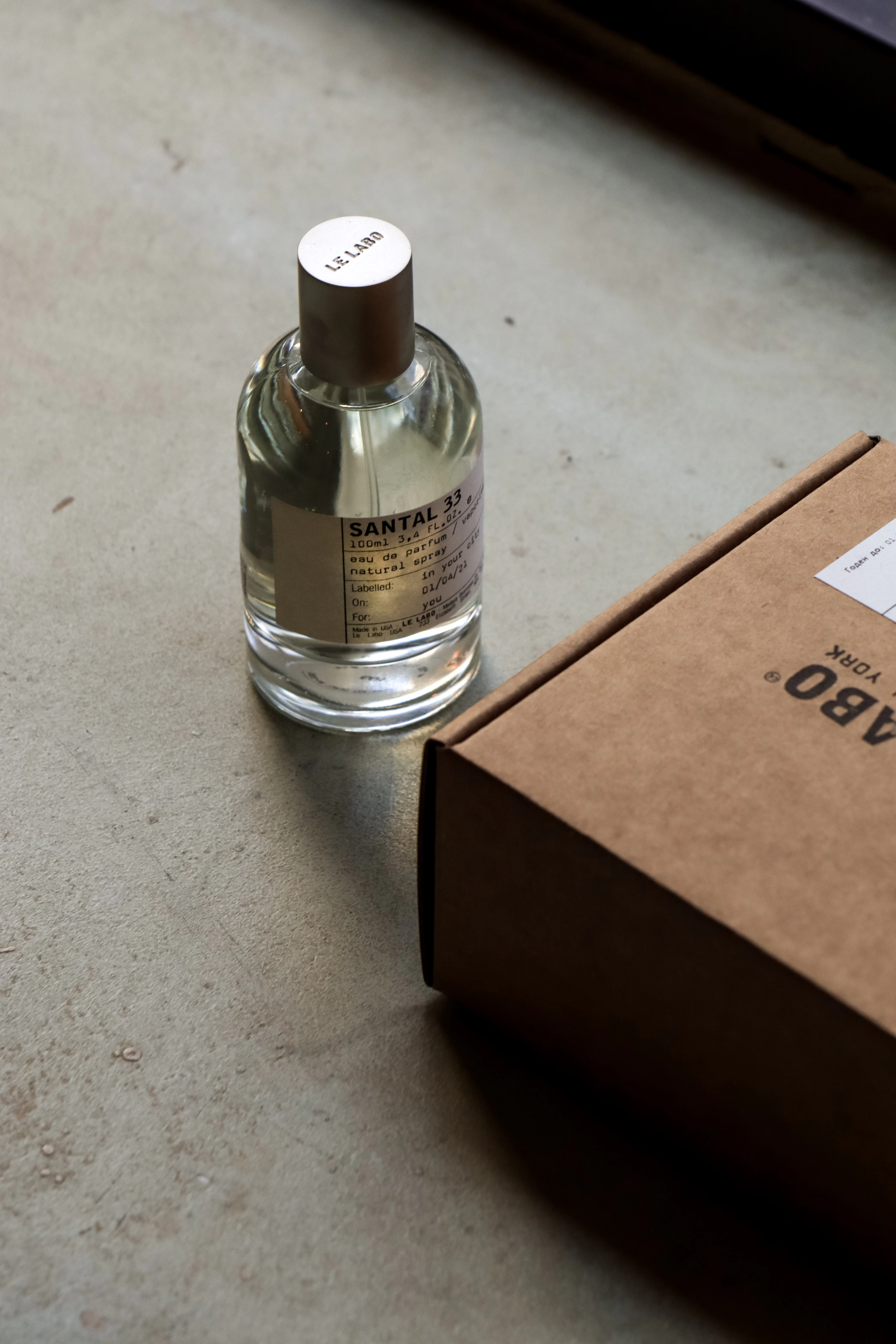 Frasco de Le Labo Santal 33 junto a su caja de cartón