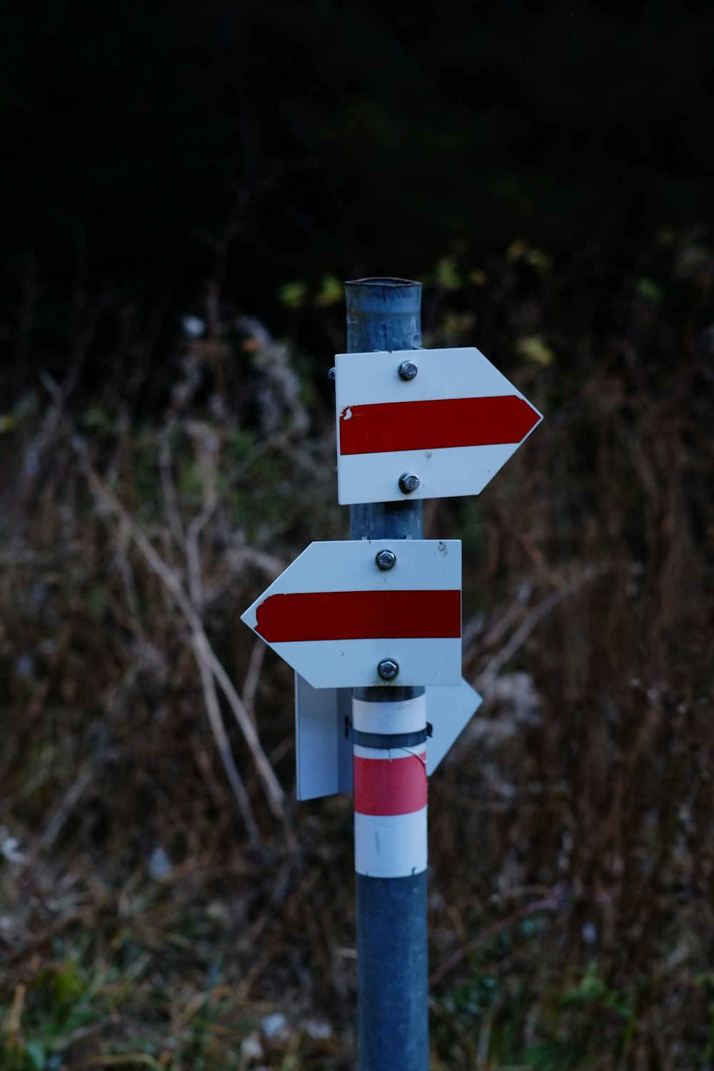 a street sign with two arrows pointing in opposite directions