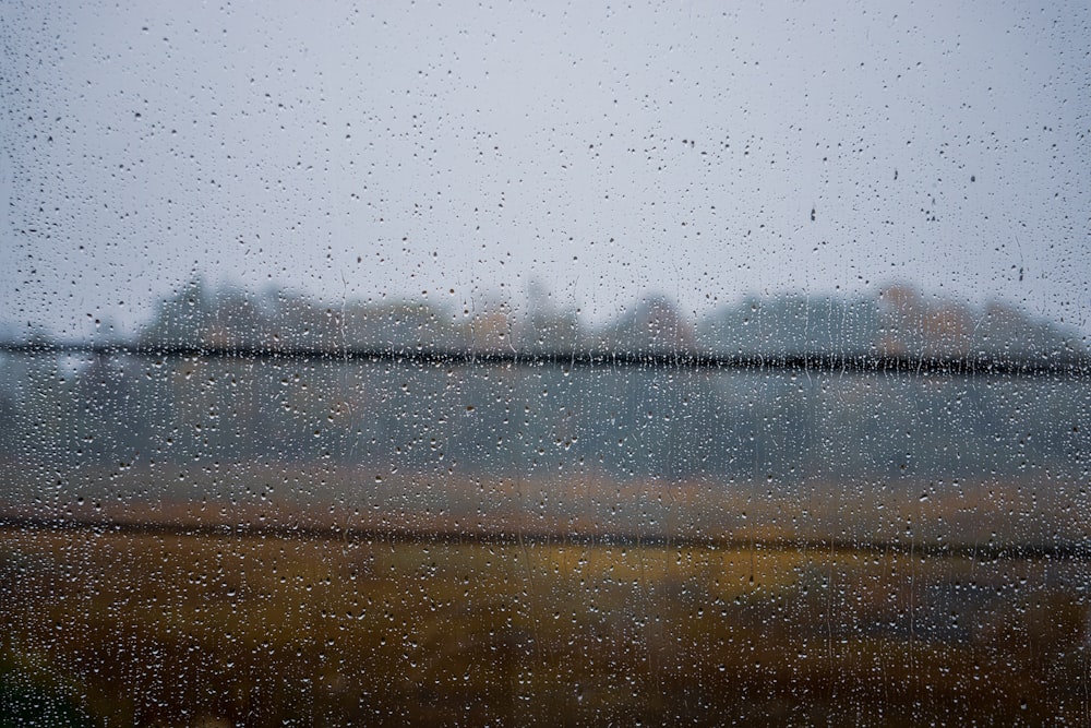 uma janela com gotas de chuva no vidro