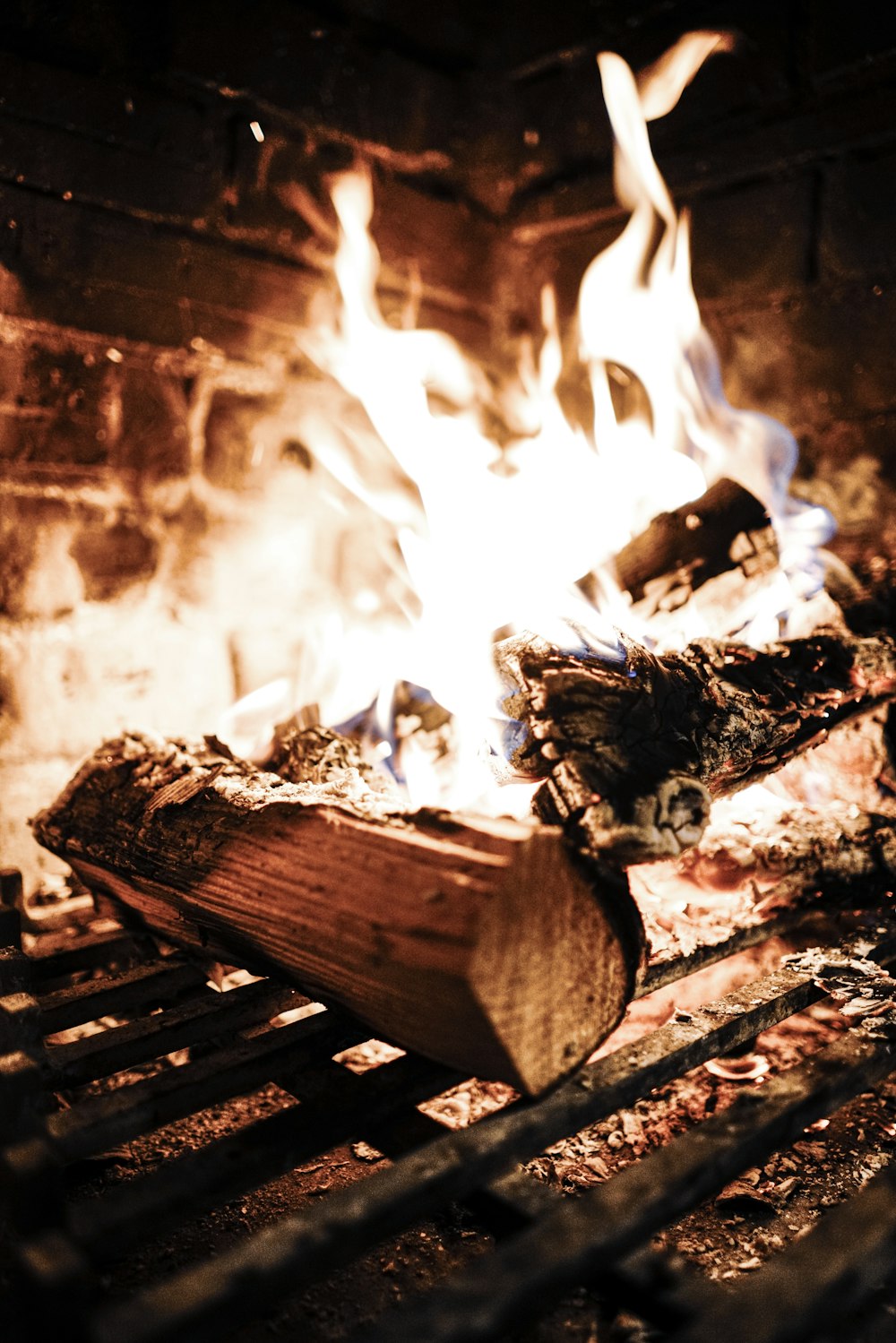 Un primo piano di un fuoco in un forno di mattoni