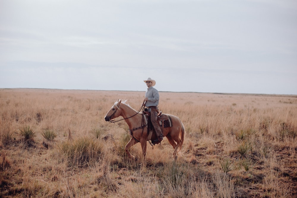 um homem montado nas costas de um cavalo marrom