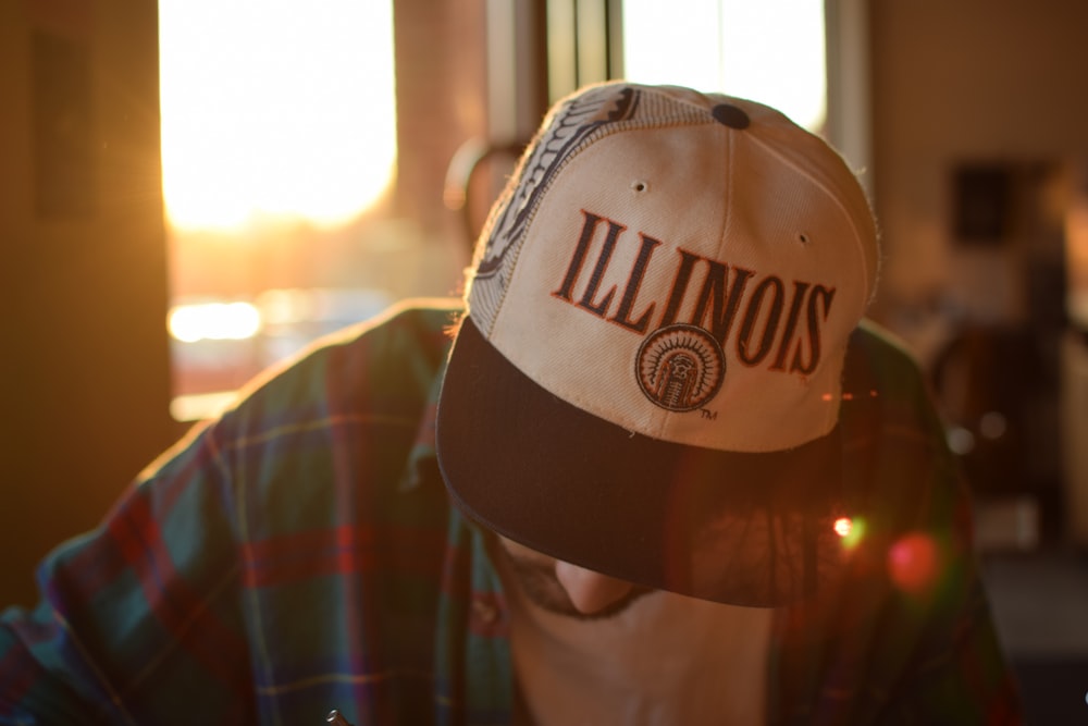 une personne portant un chapeau avec l’Illinois dessus