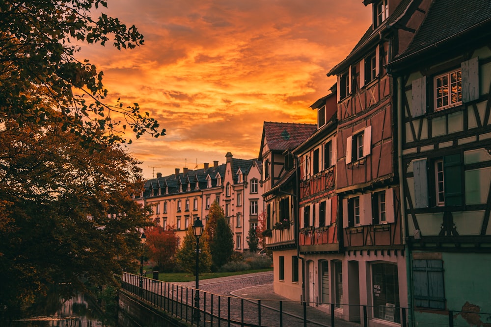 uma vista do pôr do sol de uma fileira de edifícios antigos