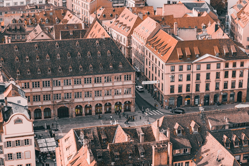 Una vista aerea di una città con vecchi edifici