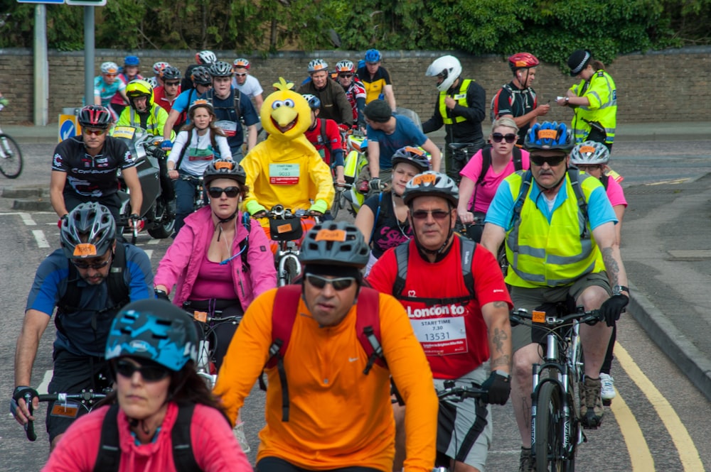 Eine Gruppe von Leuten, die mit dem Fahrrad eine Straße entlang fahren