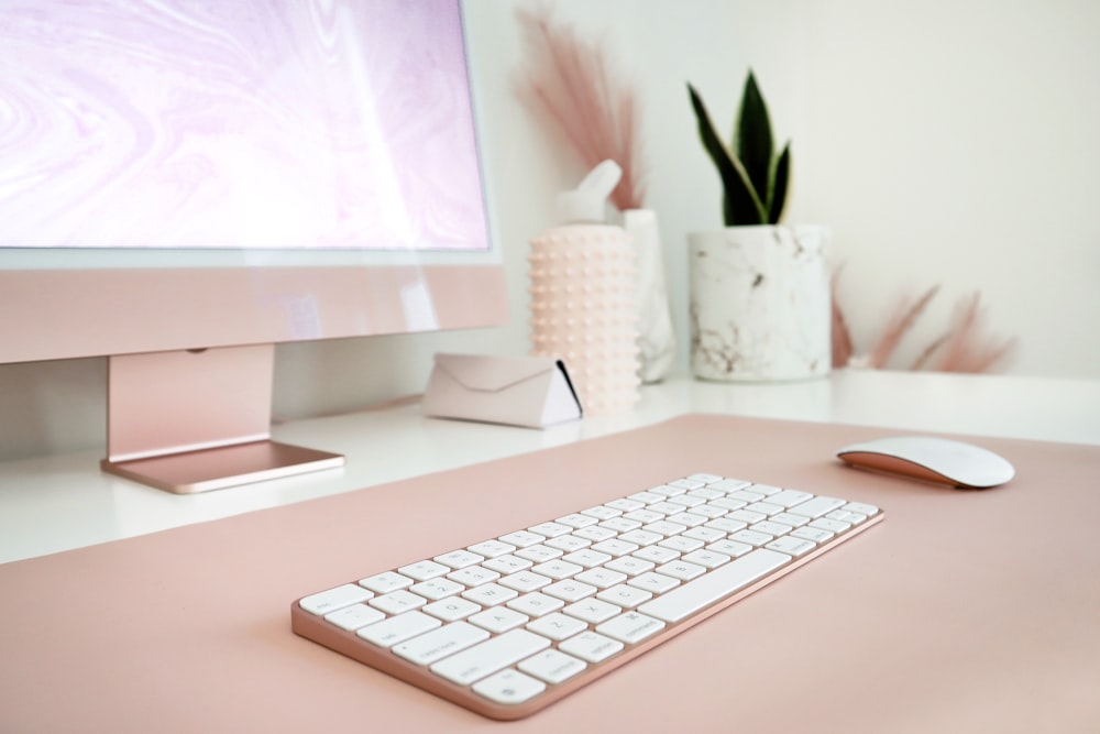 un teclado y un mouse de computadora en un escritorio