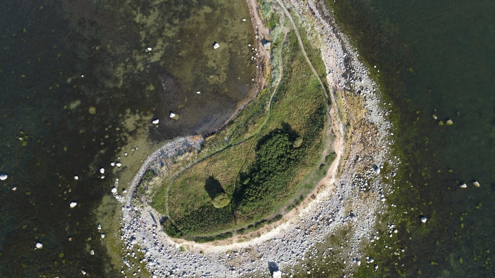 Eine Insel im Wasser aus der Vogelperspektive