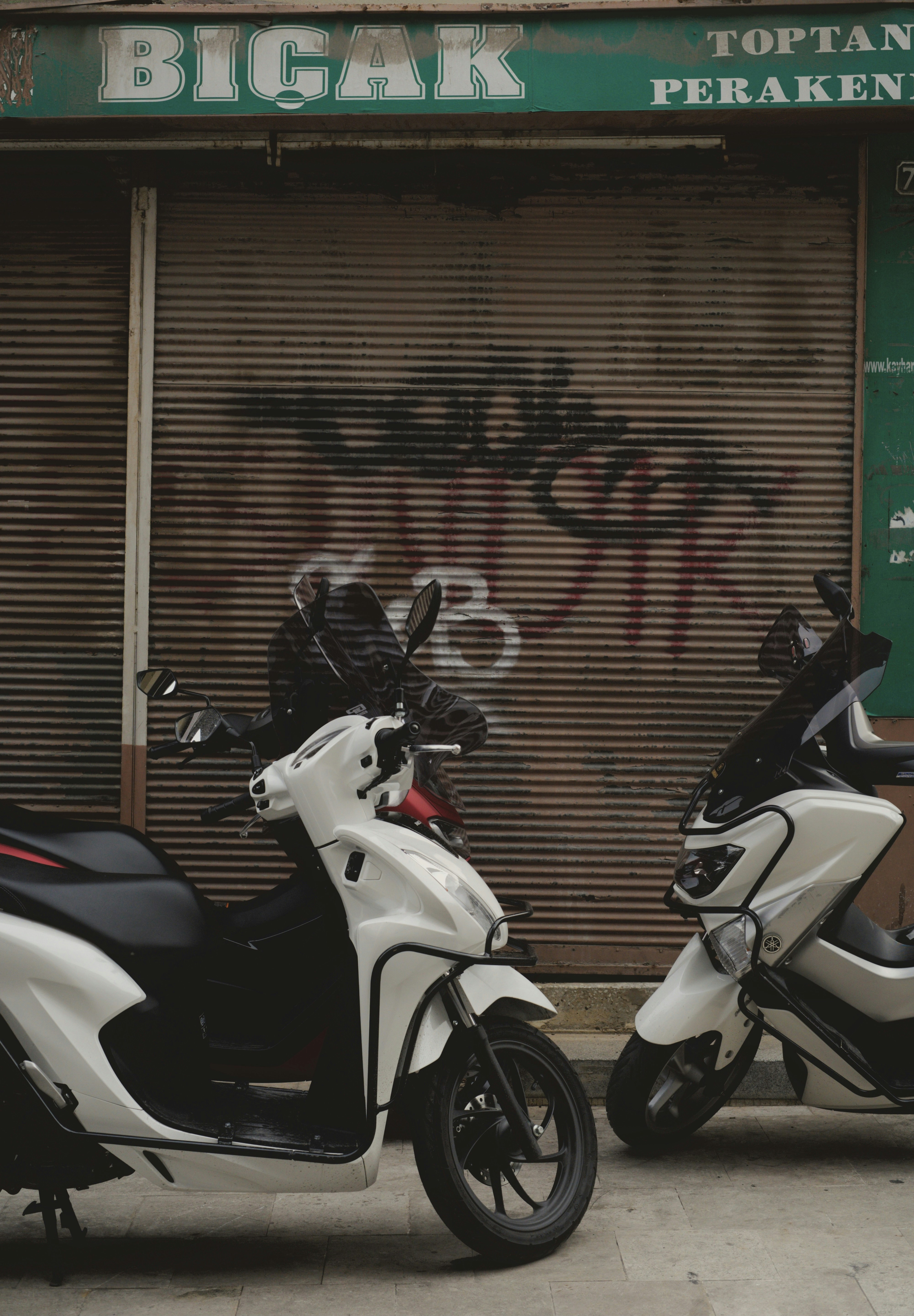 Beberapa sepeda motor diparkir di depan sebuah gedung