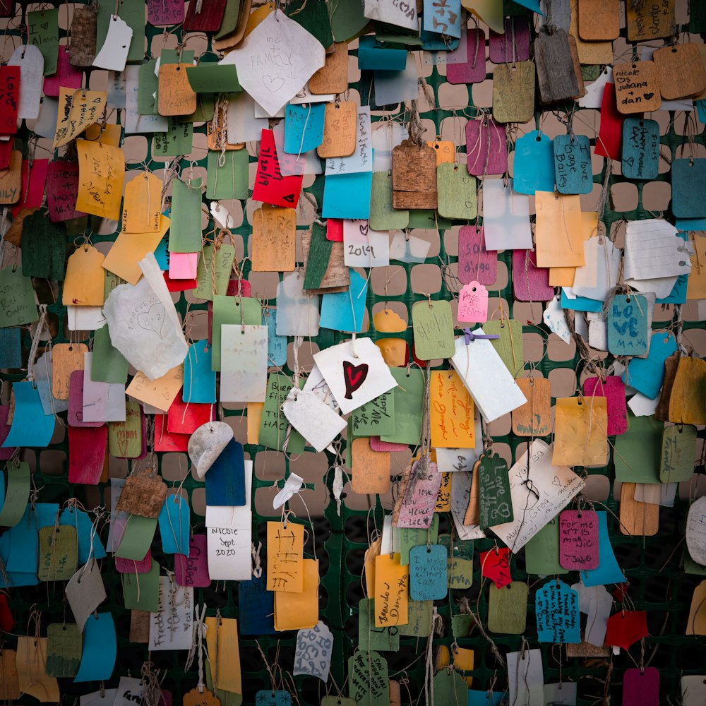 una pared cubierta de un montón de papel de diferentes colores