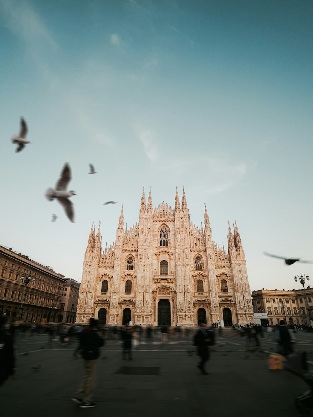 um grupo de pessoas em pé em frente a uma catedral