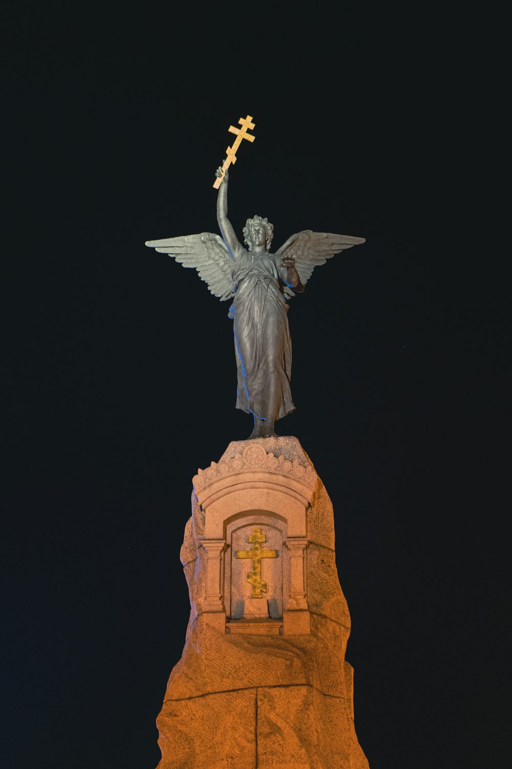 Una estatua de un ángel en la parte superior de un edificio