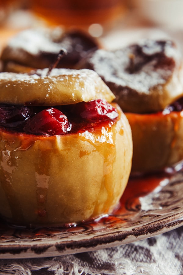 Gebackene Äpfel mit Beeren auf einem Teller