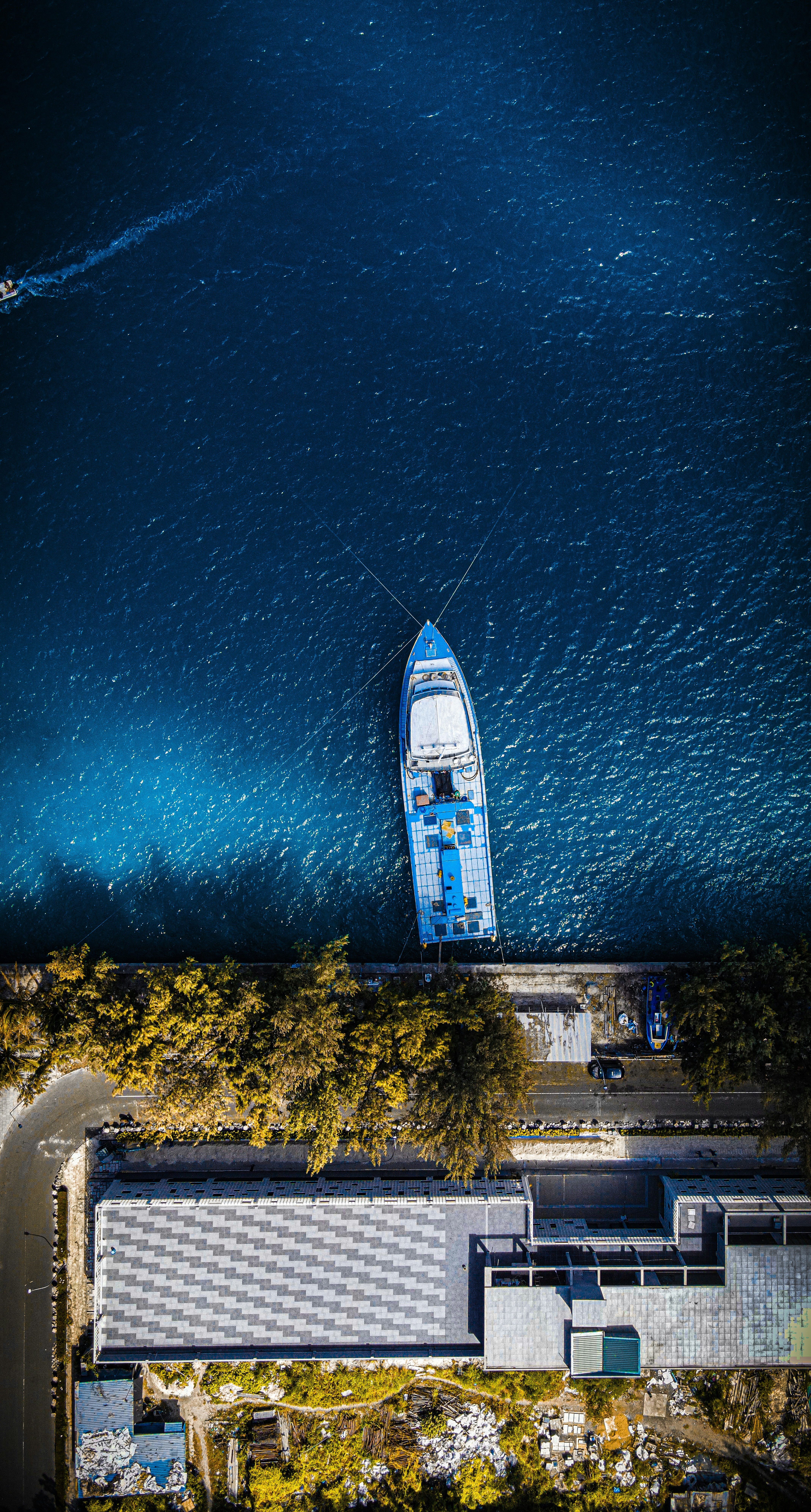 una veduta aerea di una barca nell'acqua