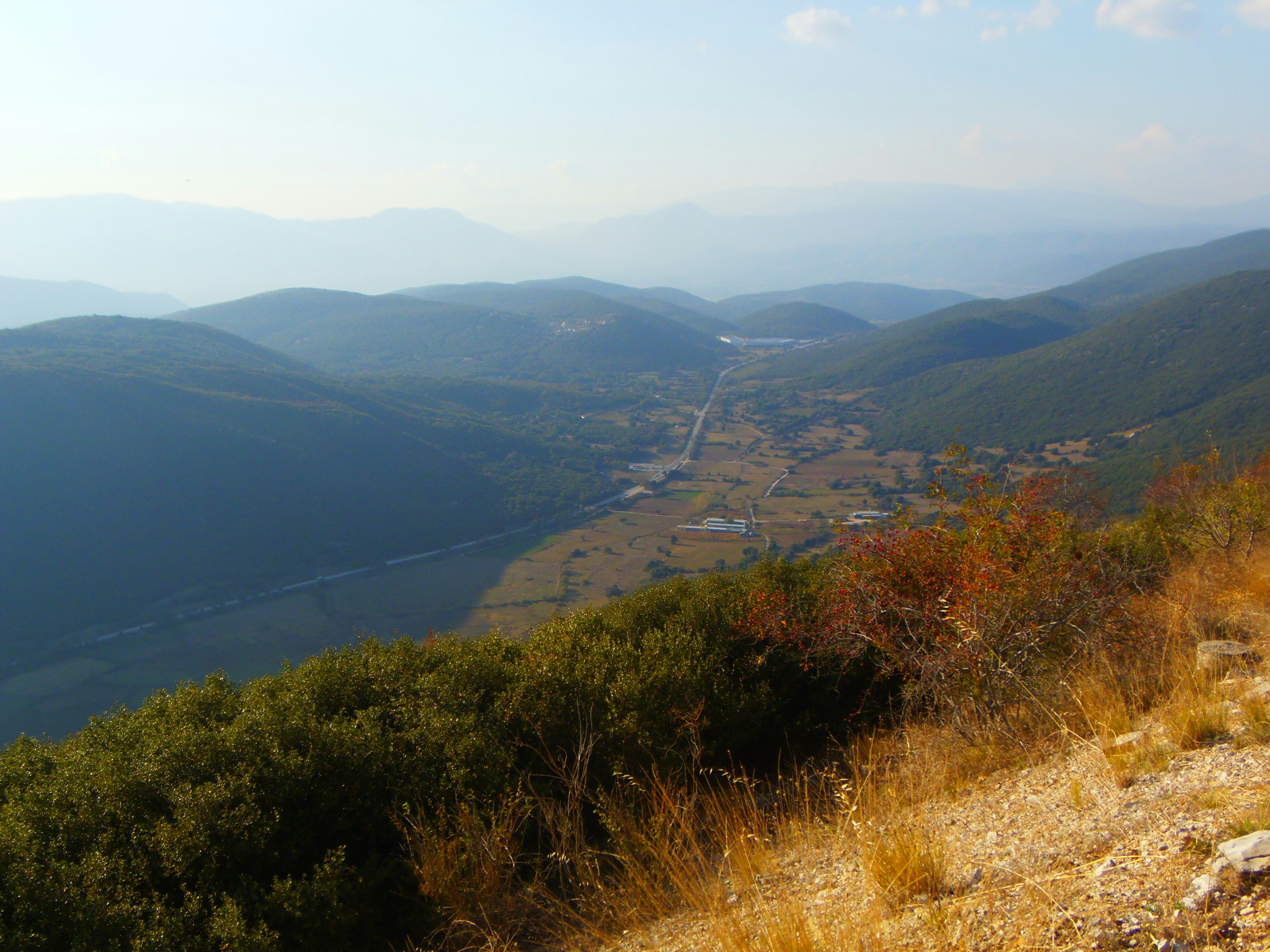 una vista di una valle attraversata da un fiume