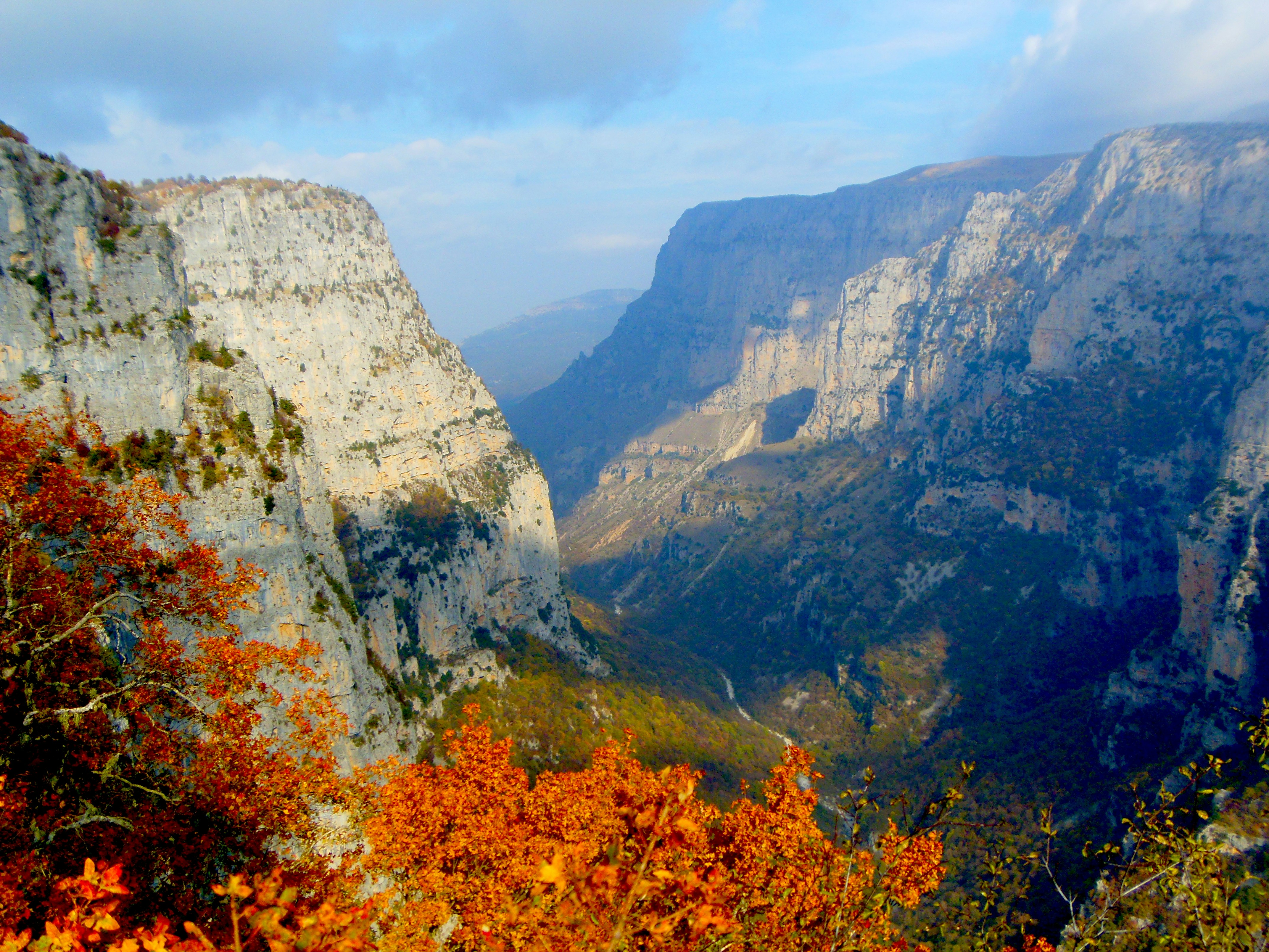 una vista di una valle con le montagne sullo sfondo